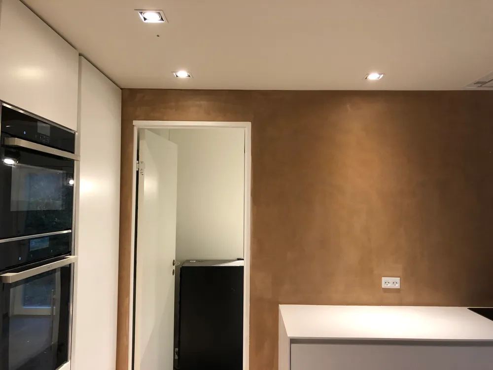 Microcement væg i lys brun microcement