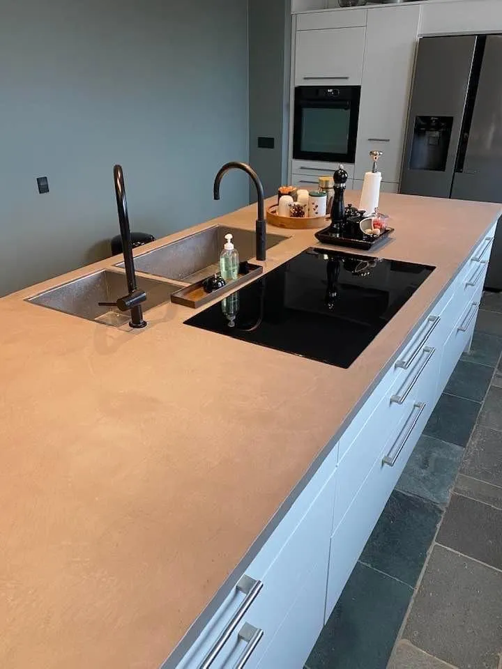 Microcement projekt på køkkenbordplade og væg 01