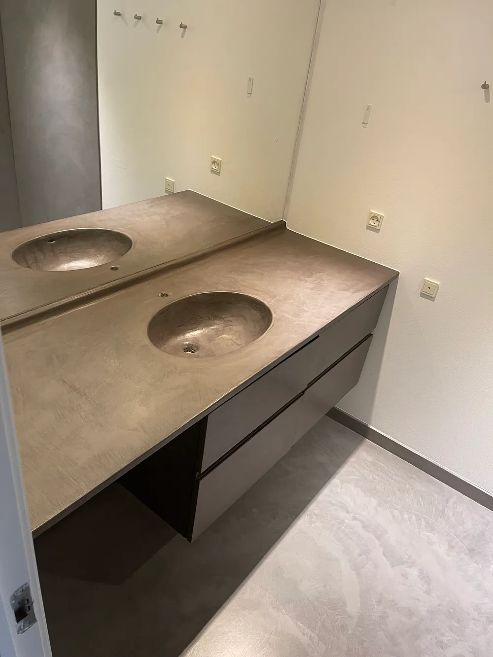 Grå micrcoment badeværelse