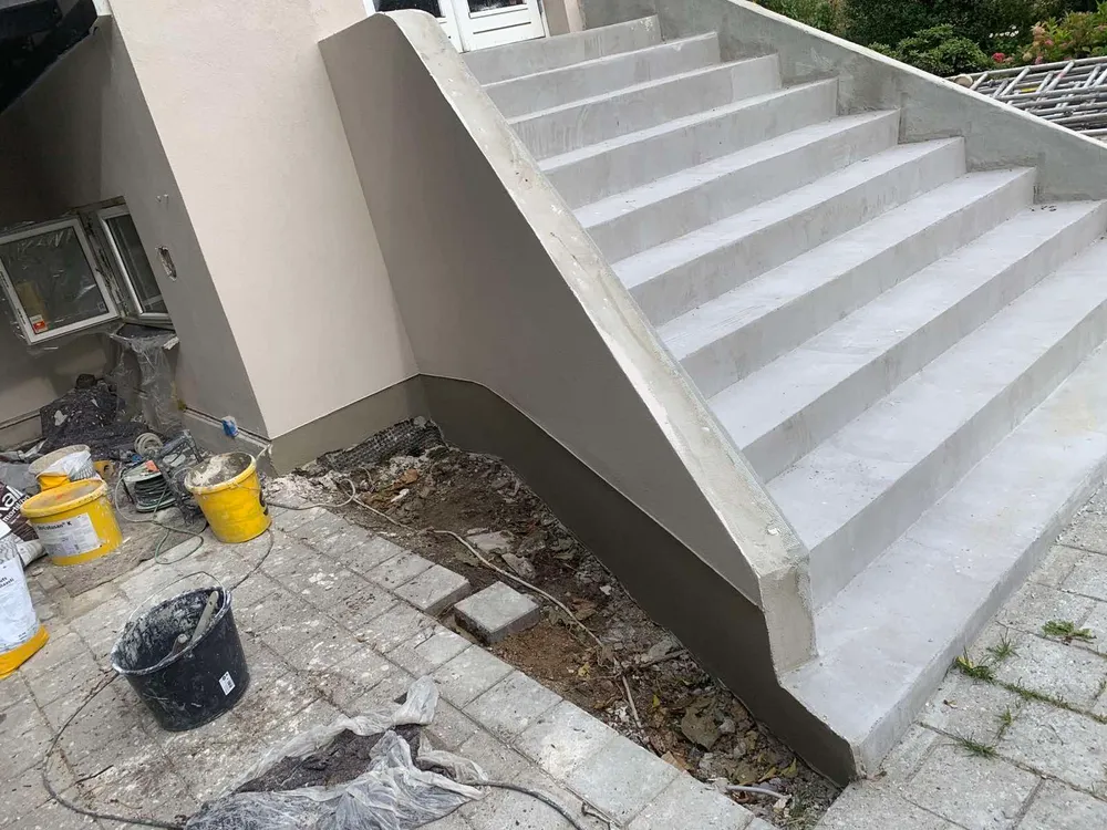 Trappe repareret ved totalrenocation og efterfølgende malet