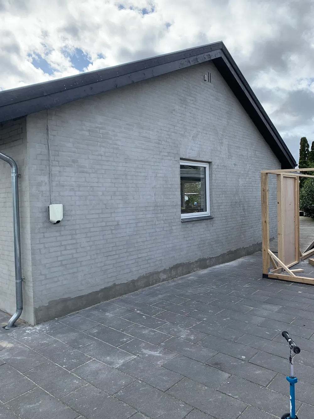 Facadepudsning færdig endegavl i grå