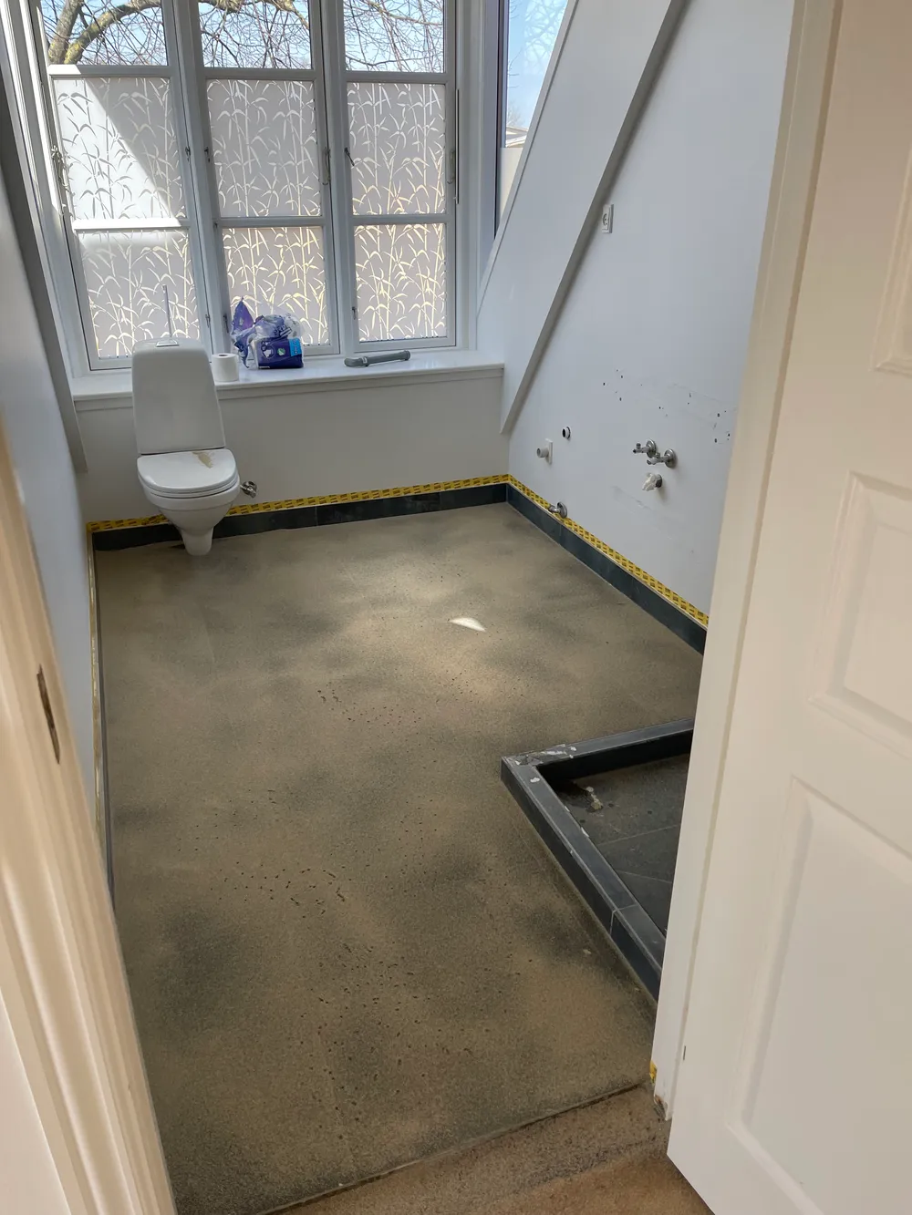 Badeværelse 8m2 efter påføring af microcement, slidlag gennemtørret